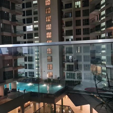 Hostel At Regalia Sky Pool Kuala Lumpur Exteriör bild
