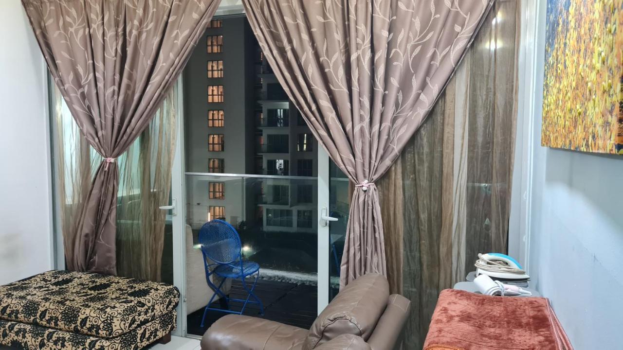 Hostel At Regalia Sky Pool Kuala Lumpur Exteriör bild