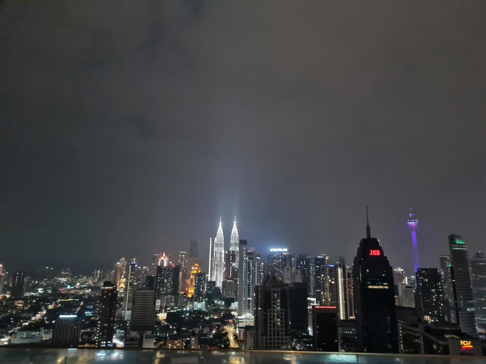 Hostel At Regalia Sky Pool Kuala Lumpur Exteriör bild